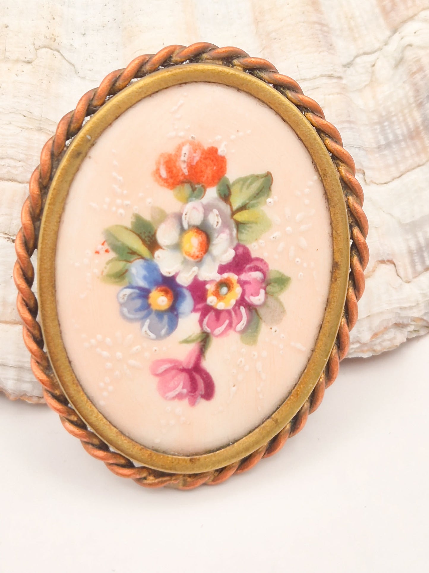 Made in France Limoges vintažinė porceliano sagė su spalvinga gėlių puokšte | 4 cm