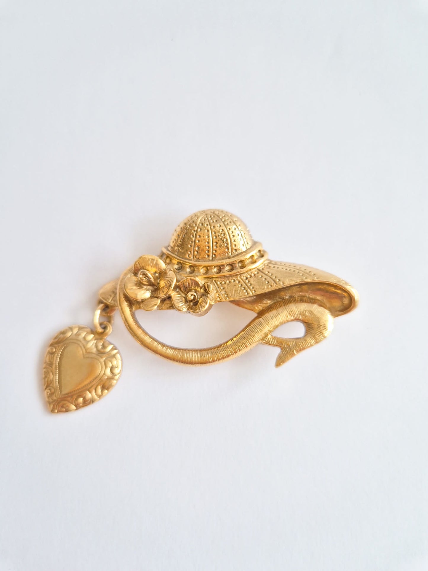 Vintažinė 1928 Jewelry Company sagė su skrybėle ir širdimi, 1960-1970 m.