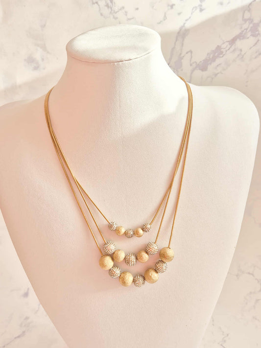 Vintažinis daugiasluoksnis vėrinys su auksiniais kamuoliukais