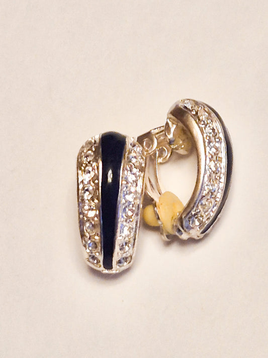 Vintažiniai klipsai su mėlynu emaliu ir kristalais, lanko forma, 1980-1990 m.