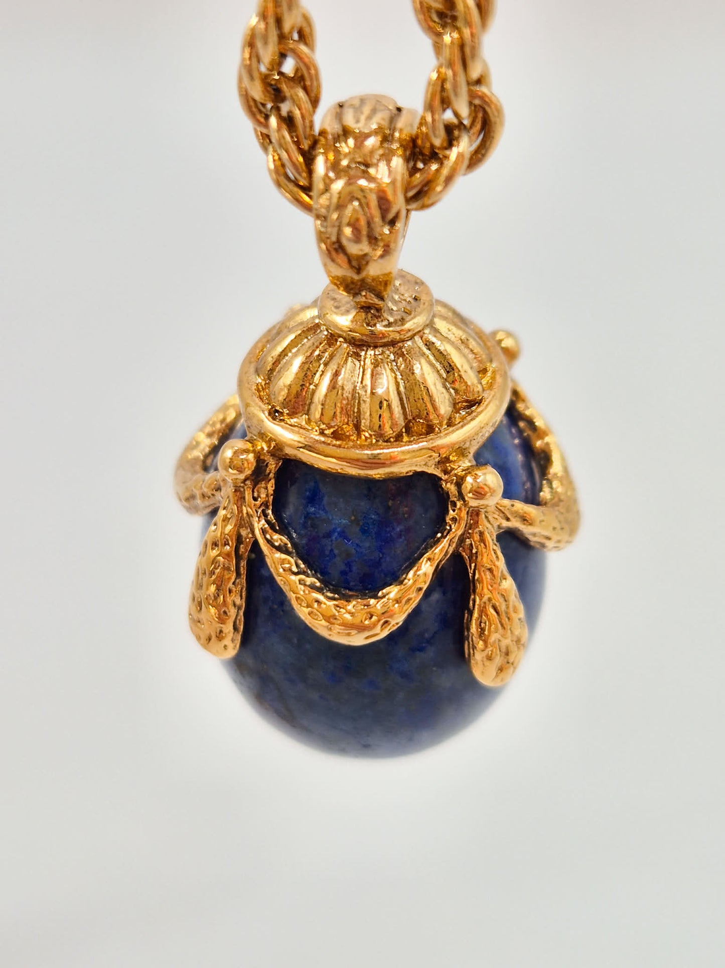 Vintažiniai JOAN RIVERS Classics Collection Faberzhe kiaušinio kaklo papuošalas su lazuritu