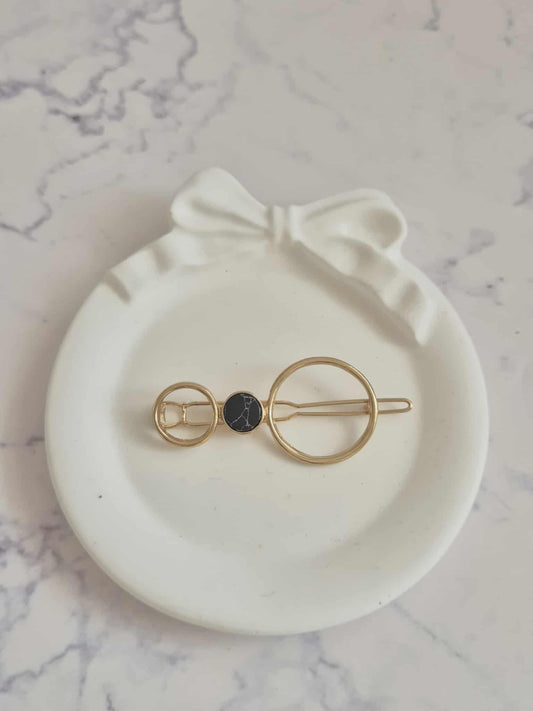 Sagė į plaukus su juodu akmenėliu