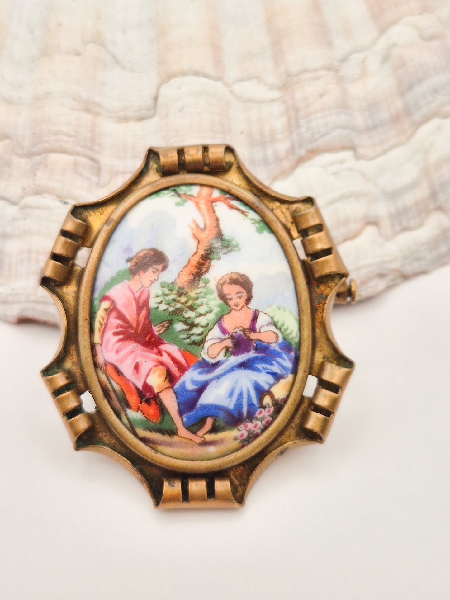 Limoges France vintažinė porceliano sagė su romantiška miniatiūra | 4,2 cm