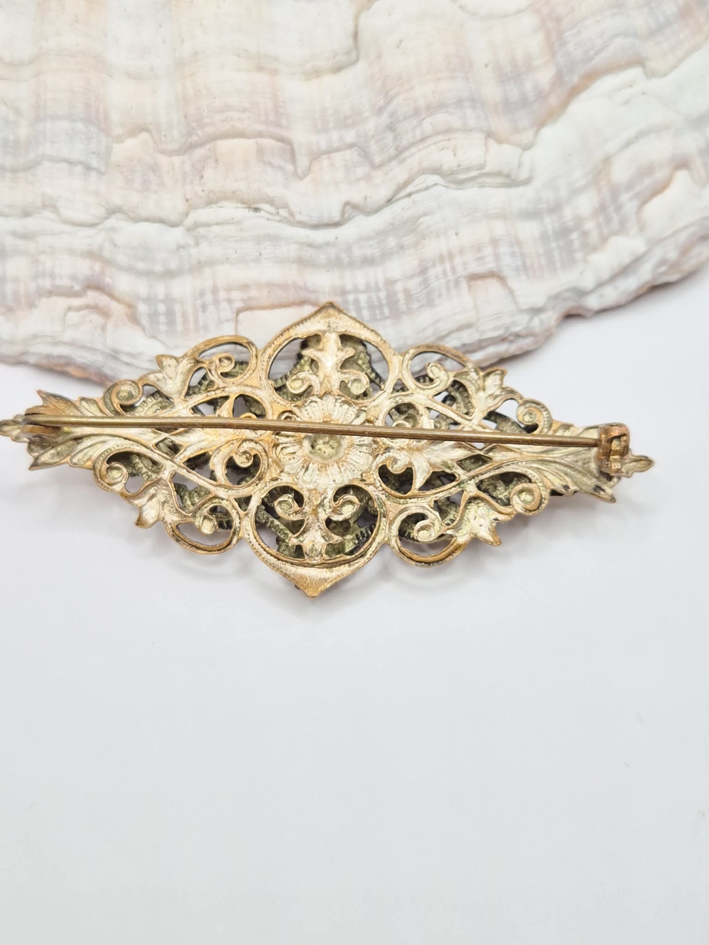 Vintažinė Čekoslovakijos filigraninė sagė su mėlynais kristalais, Art Deco, 1940-1950 m.