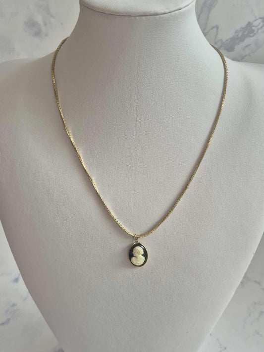 Vintažinė kamėja su grandine, moters profilis, 1950-1970 m.