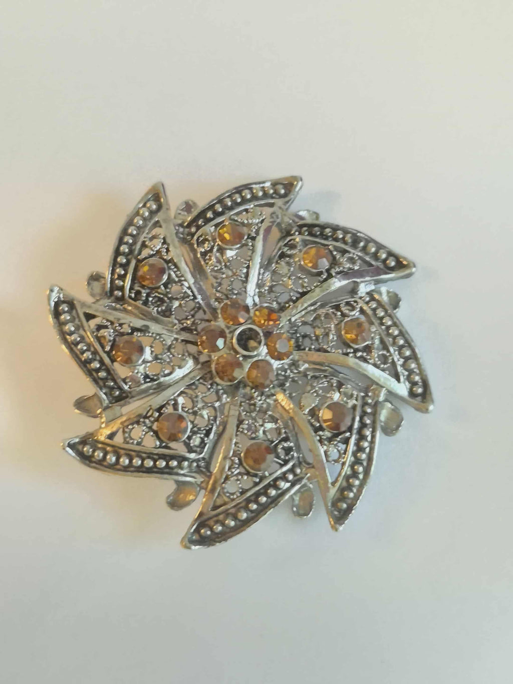 Vėduoklės formos sagė su akmenimis