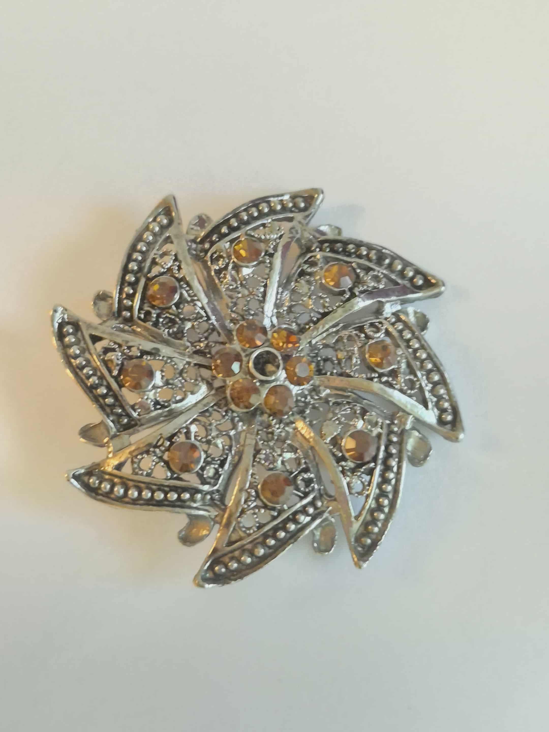 Vėduoklės formos sagė su akmenimis