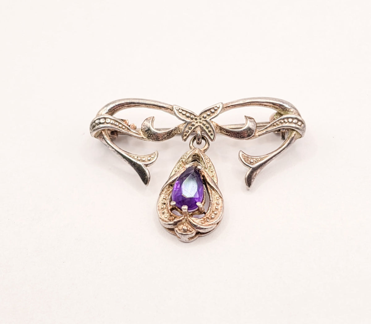 Sidabrinė Art Nouveau sagė su ametisu