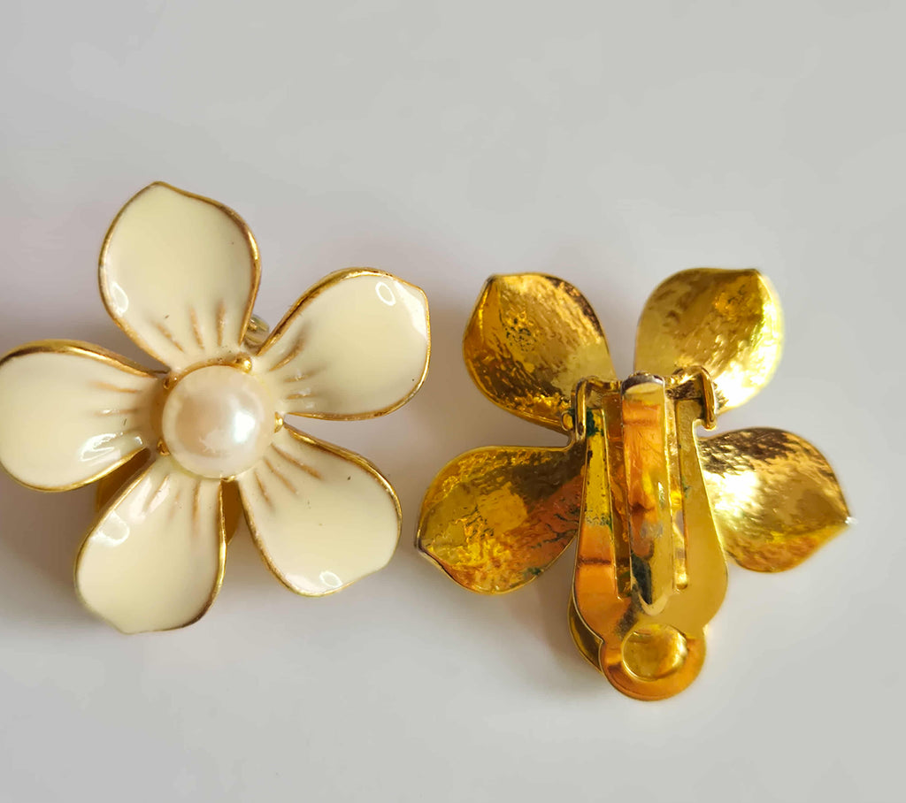 Vintažiniai klipsai su kreminiais žiedais ir perlu