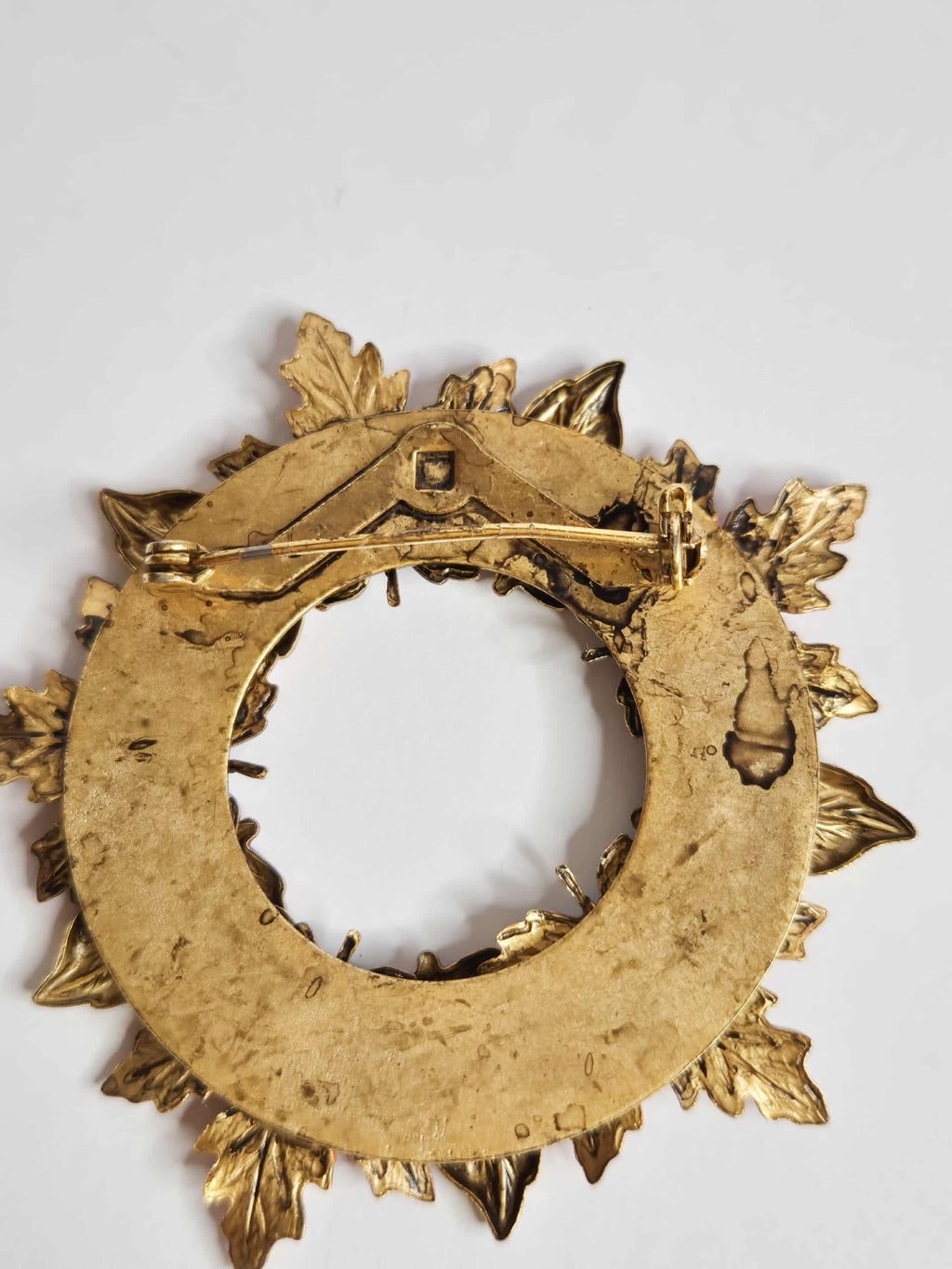 Vintažinė sagė su rudeniniais lapais