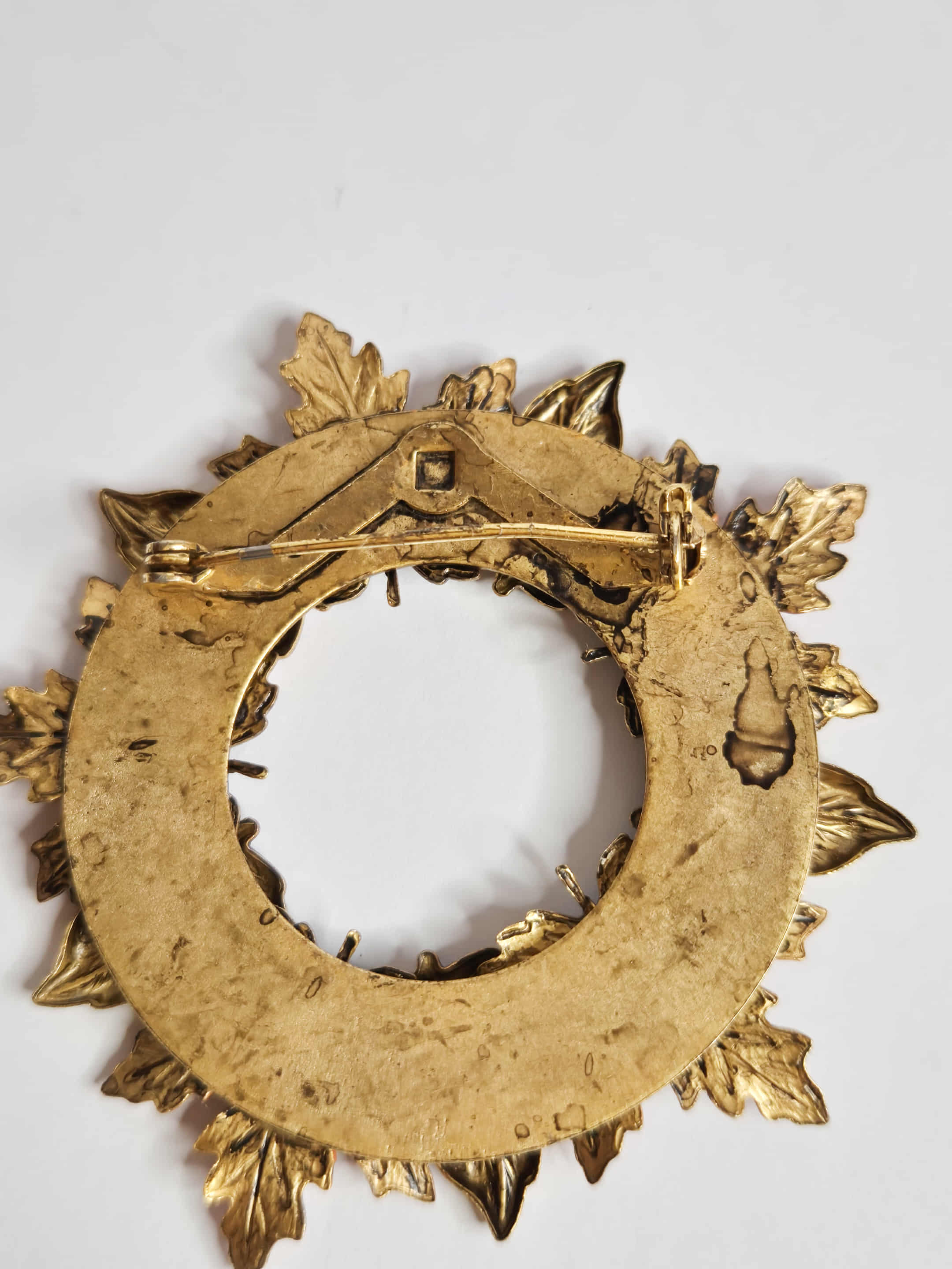 Vintažinė sagė su rudeniniais lapais