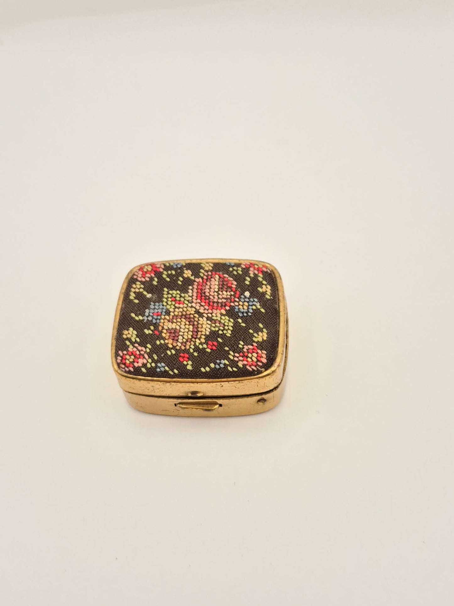 Vintažinė EIN Golden Seal piliulinė su petit point siuviniuotu viršeliu, 1950-1970 m.