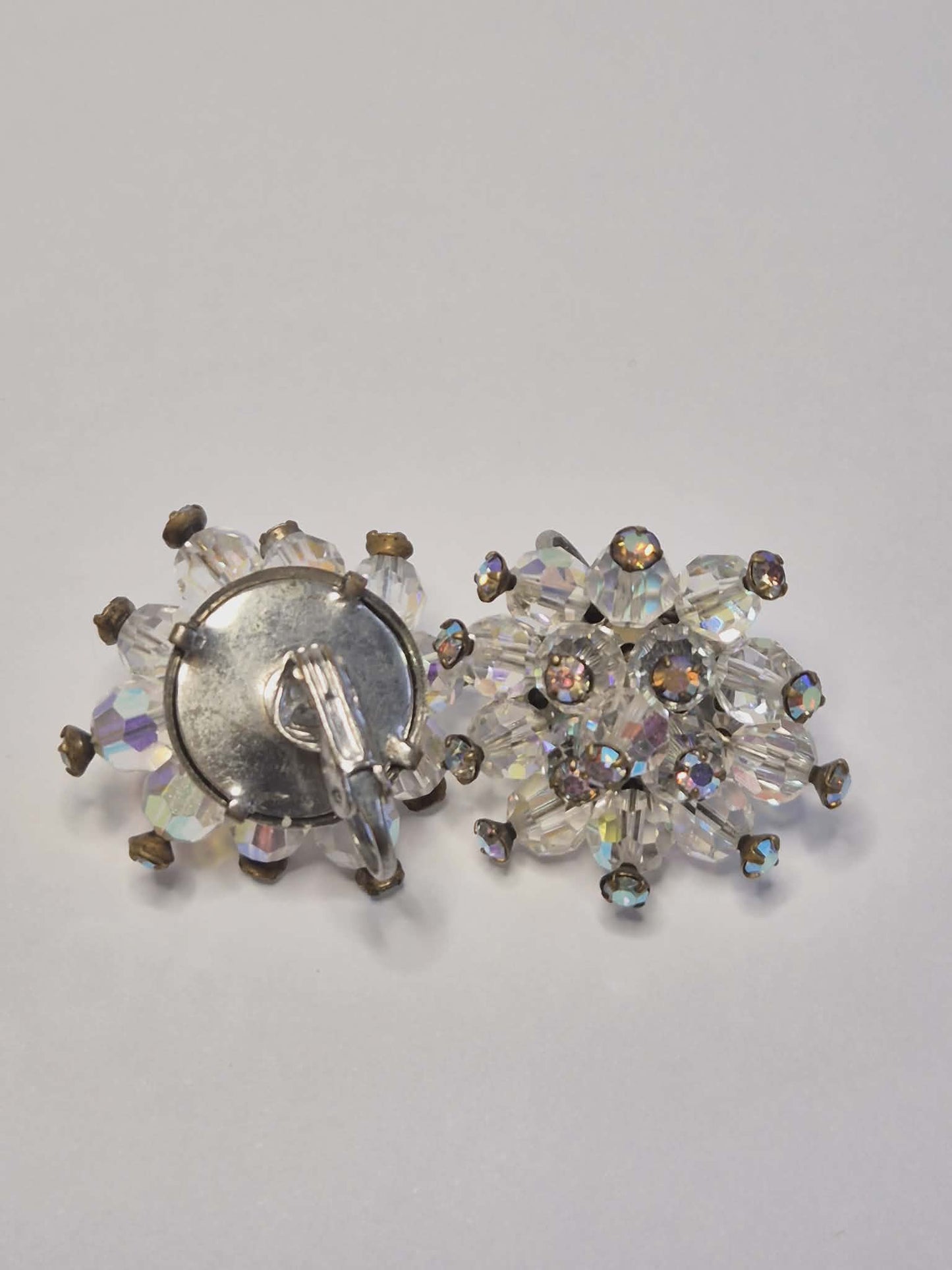 Vintažiniai klipsai su AB kristalais Borealis, snaigės forma, 1980-1990 m.