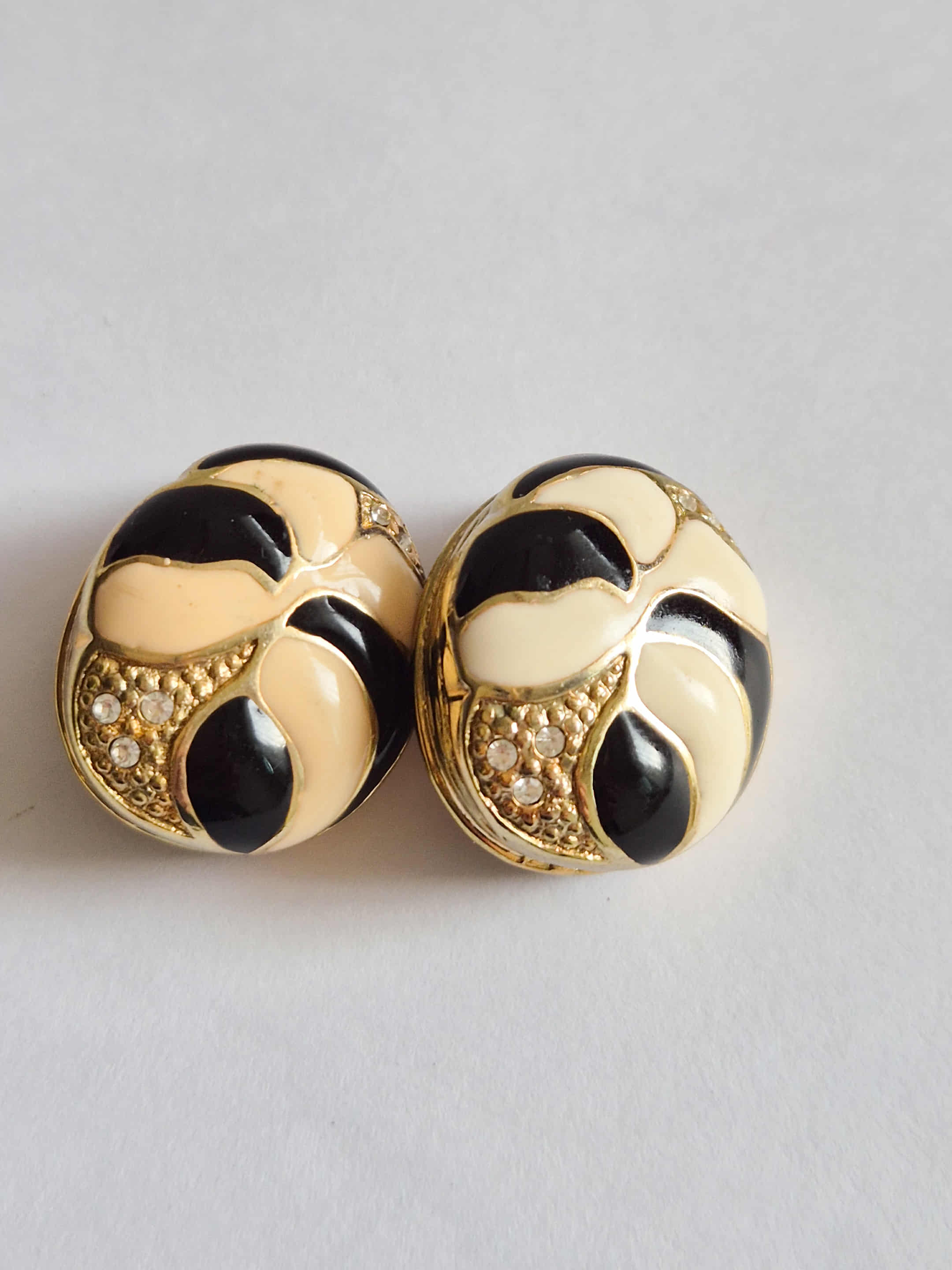 Vintažiniai klipsai su emalės dizainu