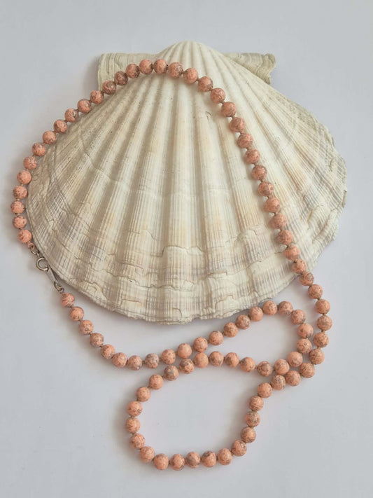 Vintažinė rožinė metalinė grandinėlė su gėlių užsegimu, 62 cm, 1960-1970 m.