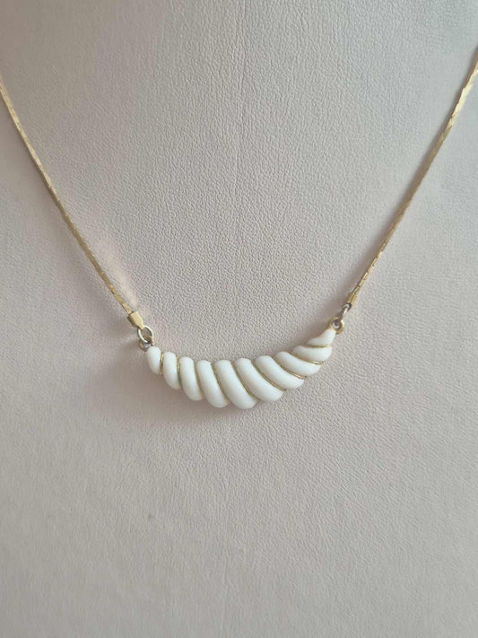 Vintažinė AVON grandinėlė su balta spirale, modernistinis dizainas, 1970-1980 m.