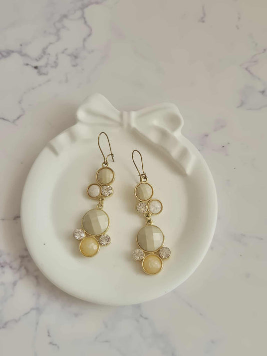 Auskarai su pasteliniais akmenėliais ir kristalais