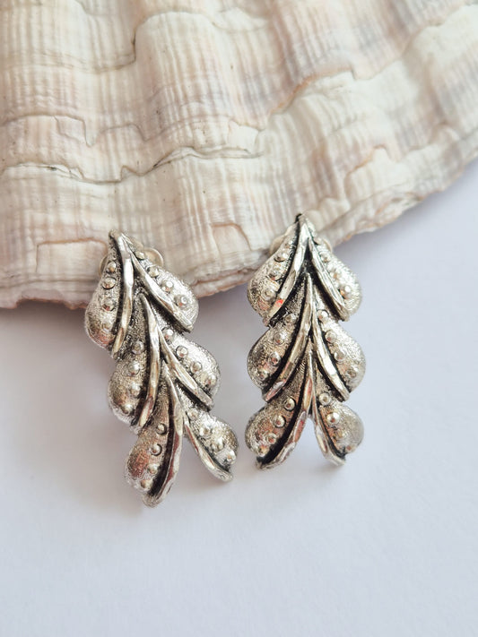 Vintažiniai klipsai su lapų dizainu ir perlais