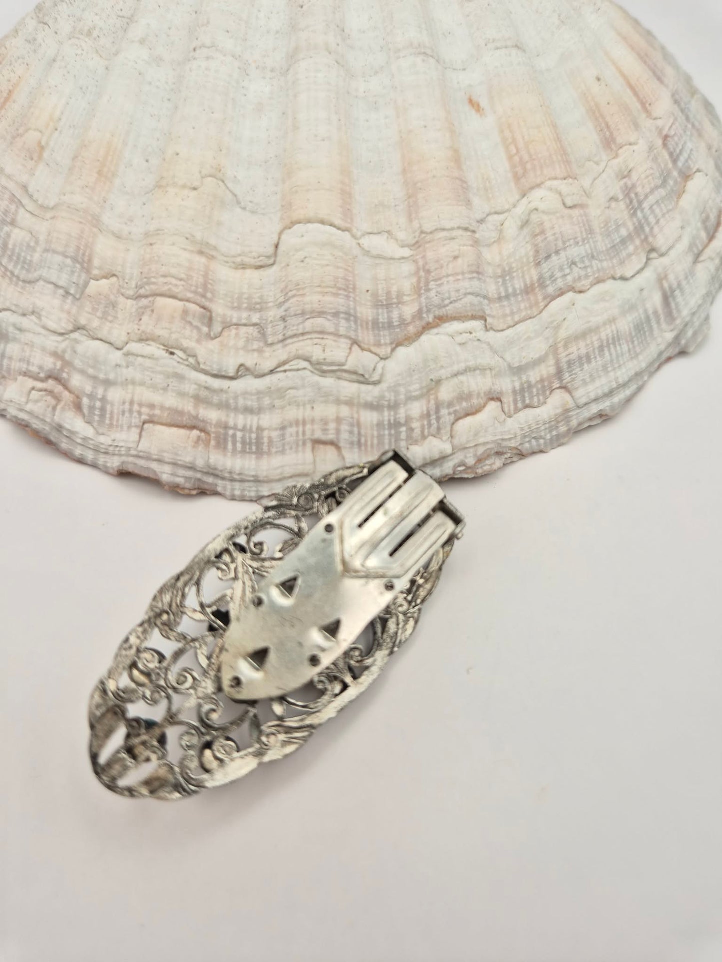 Vintažinis sidabrinis ažūrinis dress klipsas su skaidriais rhinestones (Art Deco)
