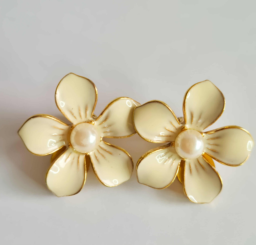 Vintažiniai klipsai su kreminiais žiedais ir perlu
