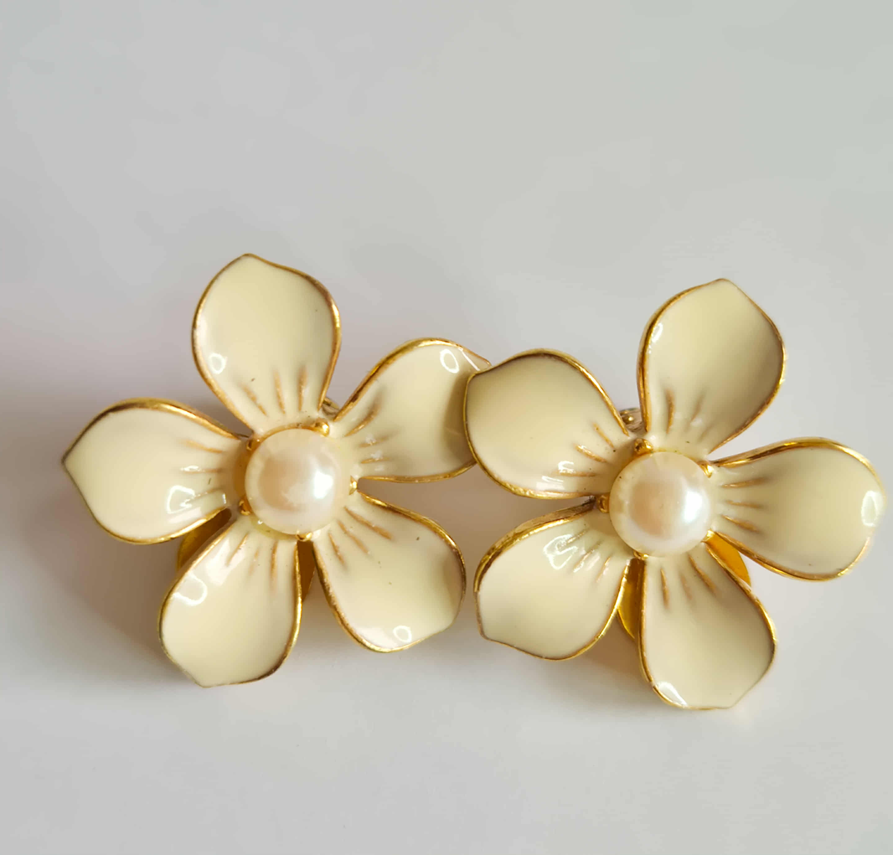 Vintažiniai klipsai su kreminiais žiedais ir perlu