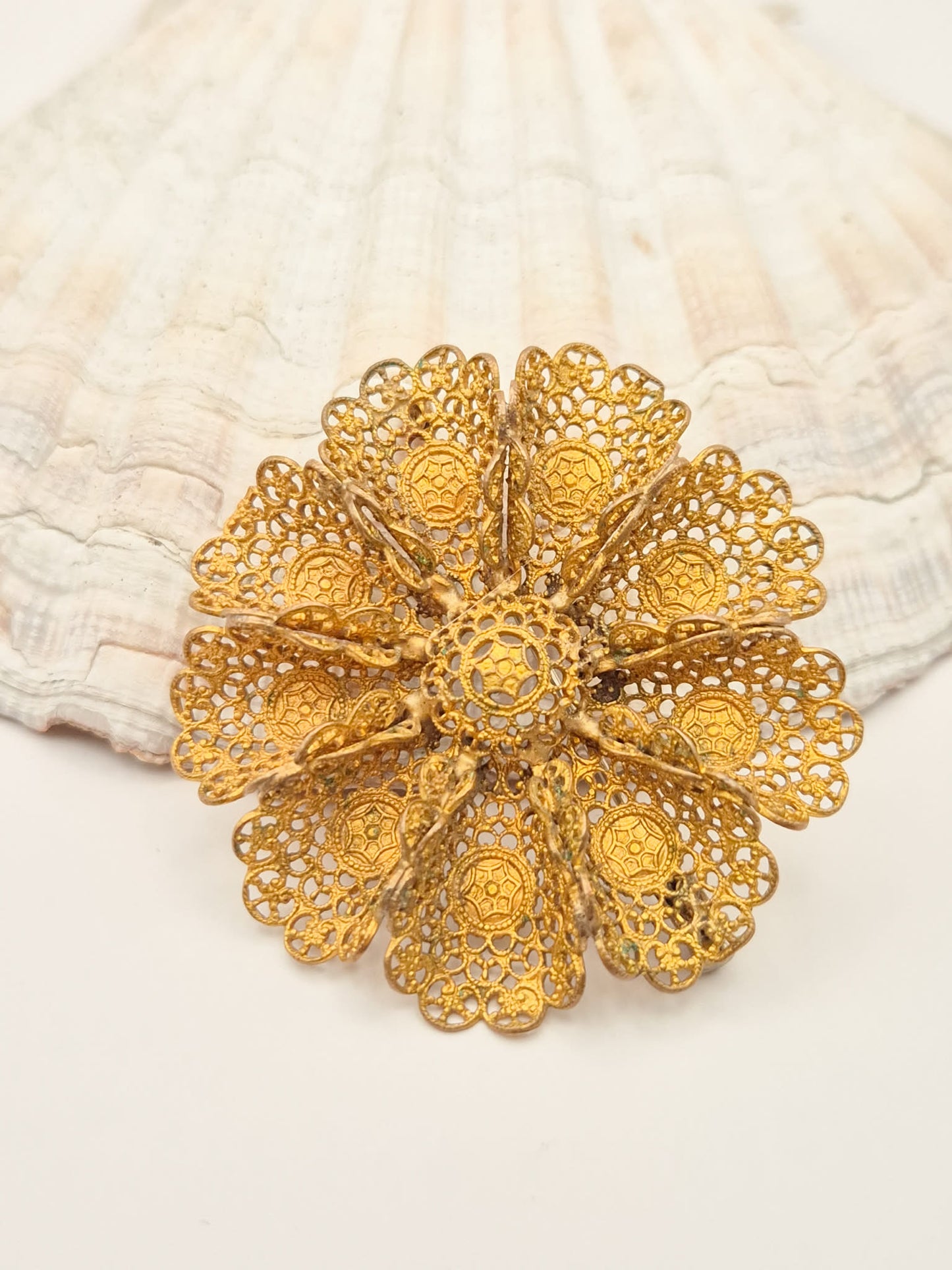 France vintažinė filigraninė sagė „Gėlė“ | Aukso spalva | 5,5 cm