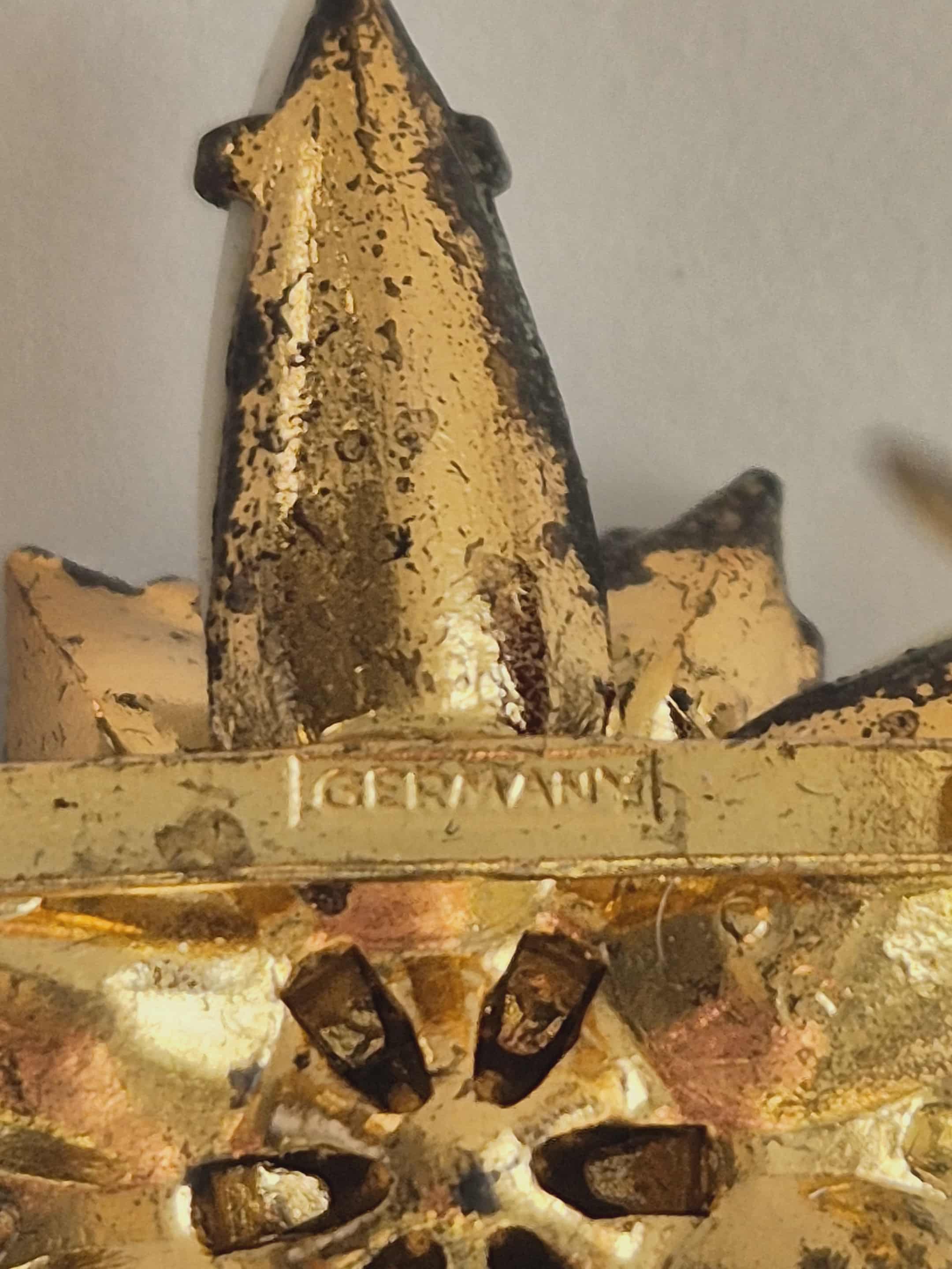 Vintažinė pieno stiklo  Sagė - Germany