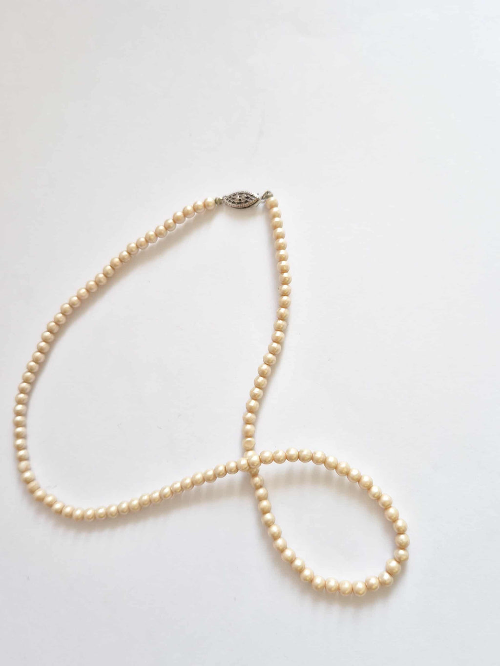 Vintažinis kreminis karolių vėrinys