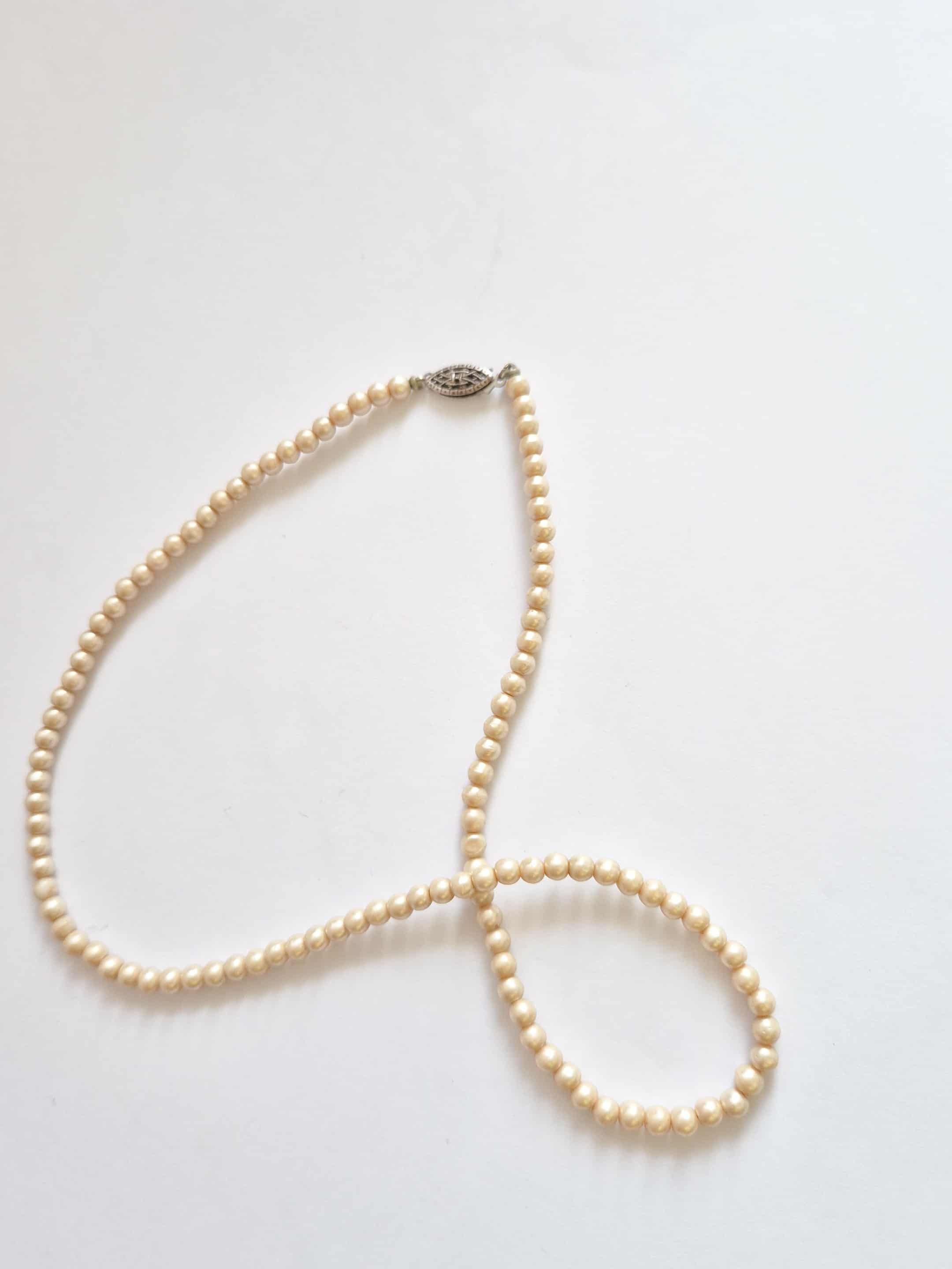 Vintažinis kreminis karolių vėrinys