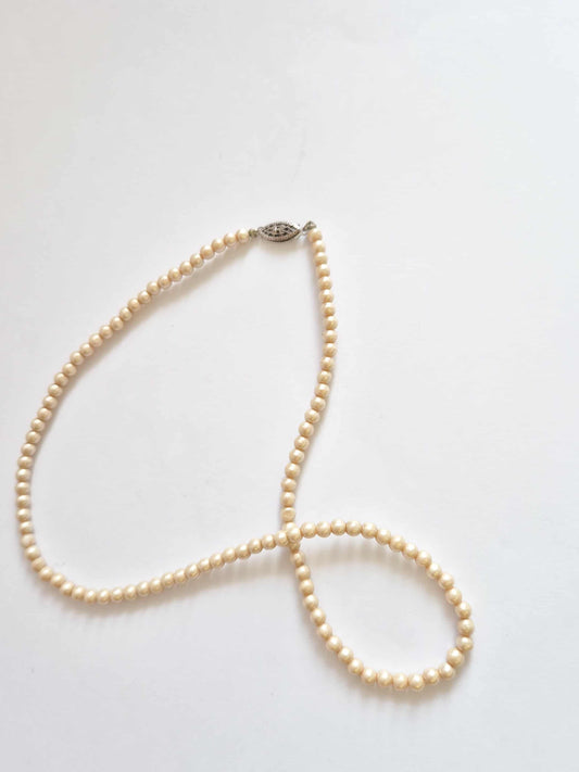 Vintažinis kreminis karolių vėrinys