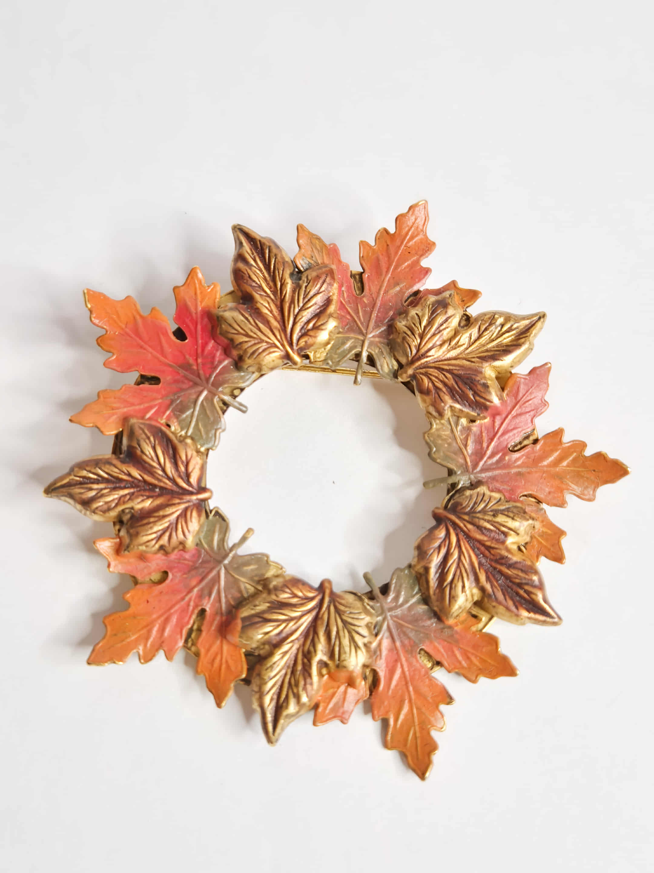 Vintažinė sagė su rudeniniais lapais