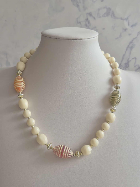 Vintažinis kaklo papuošalas su baltais karoliukais ir dekoratyviniais elementais