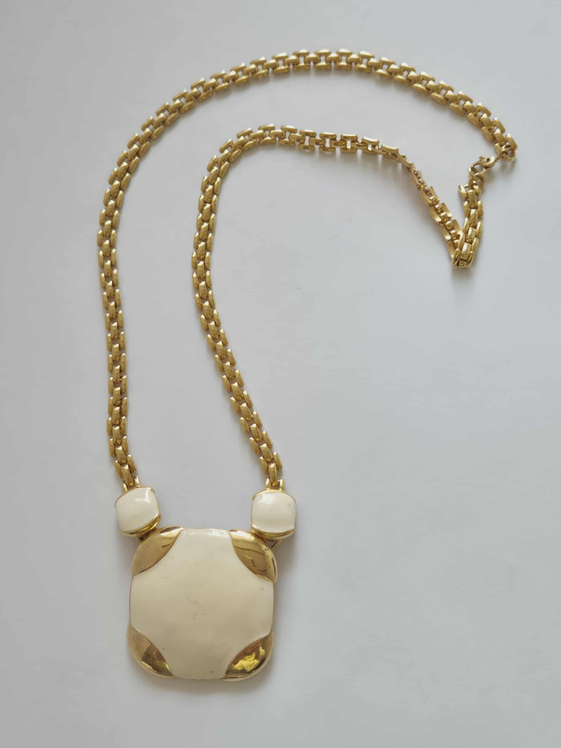 Monet vintažinis vėrinys su kreminiu pakabuku