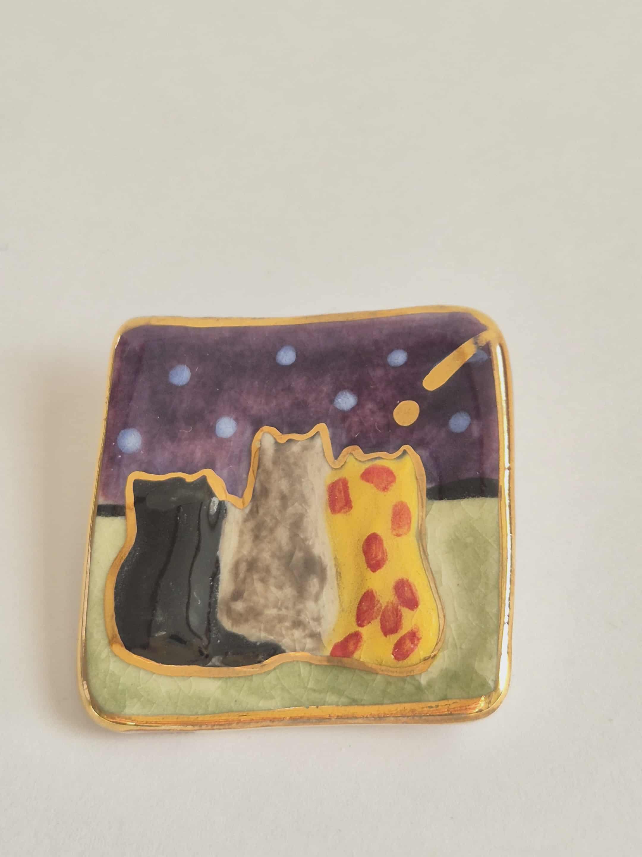 Vintažinė Porcelianinė Sagė su trimis katinais