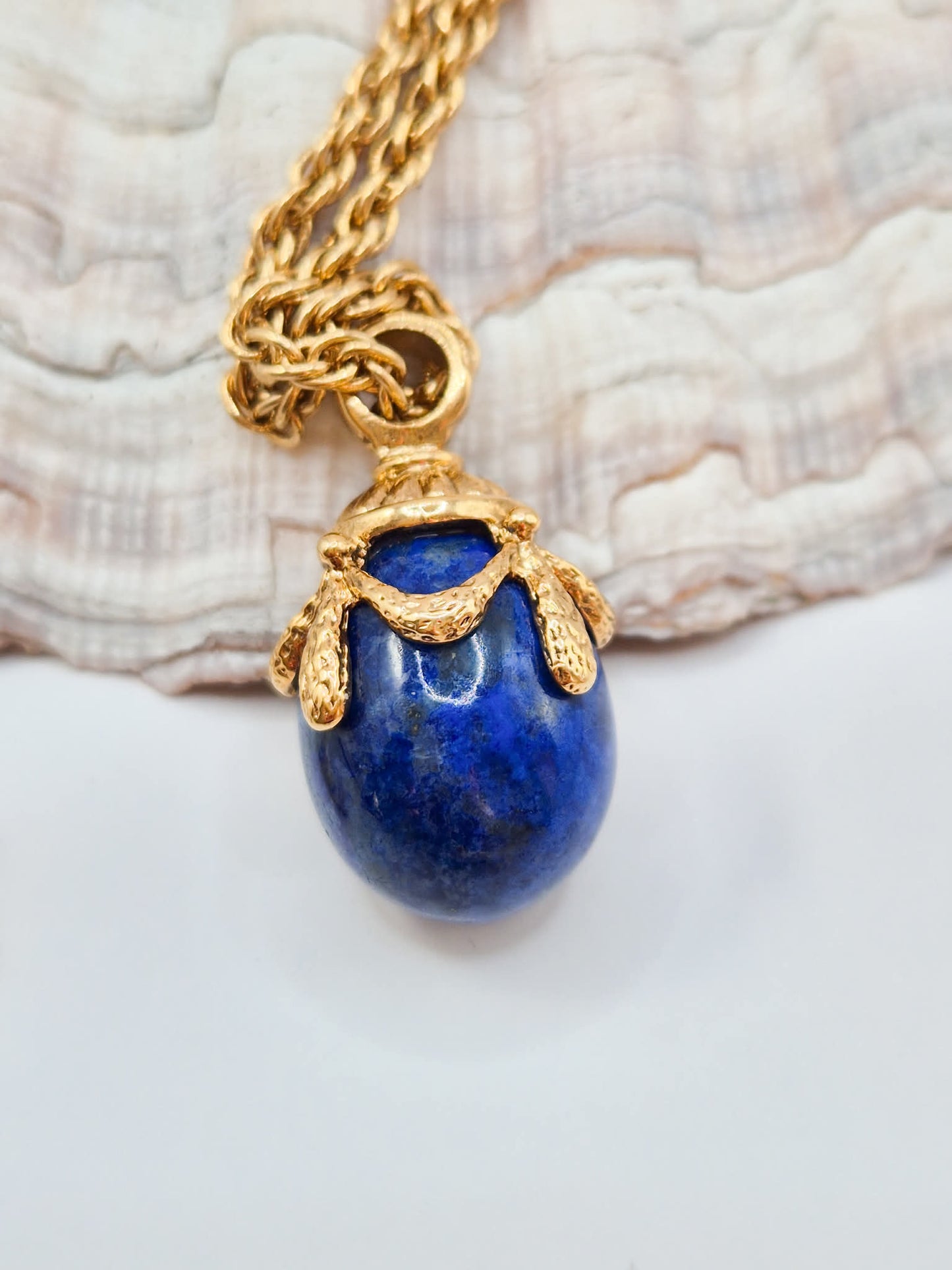 Vintažiniai JOAN RIVERS Classics Collection Faberzhe kiaušinio kaklo papuošalas su lazuritu