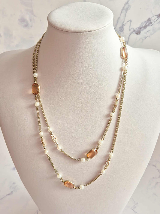 Vintažinis vėrinys su perlais ir rožiniais akmenimis