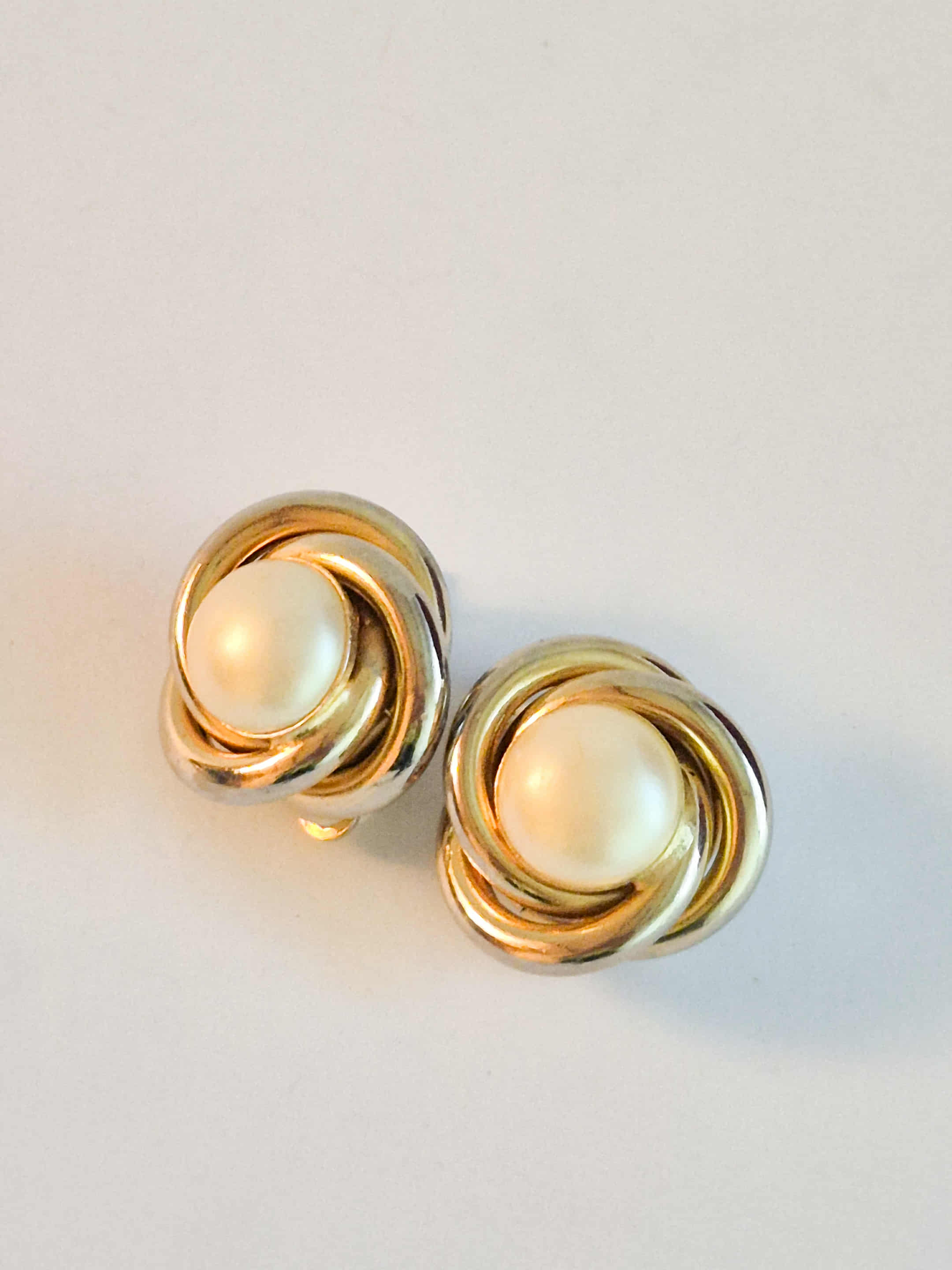 Aukso spalvos vintažiniai klipsai su perlais