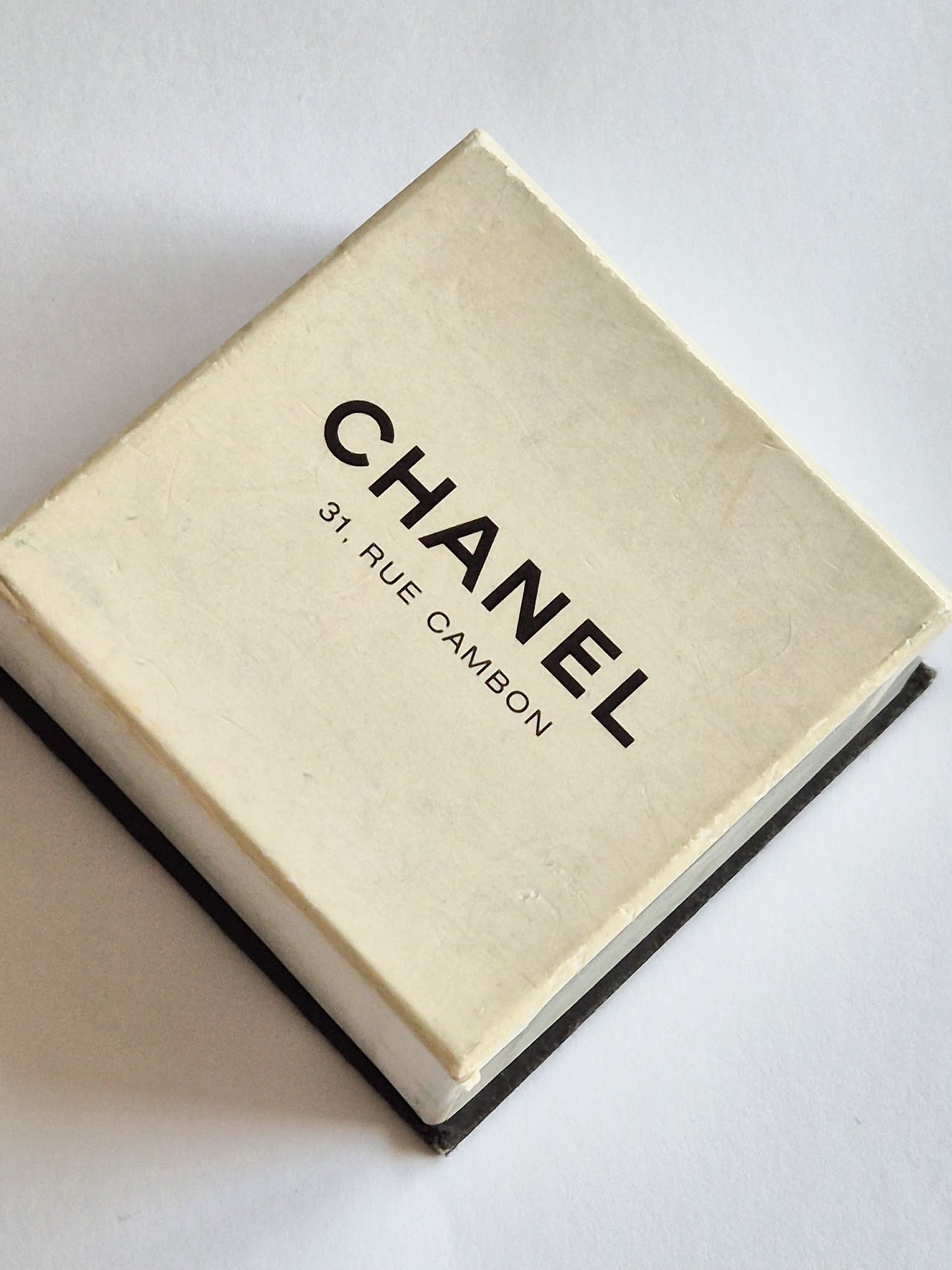 Vintage CHANEL klipsai su perlais ir originalia dėžute 31 RUE CAMBON