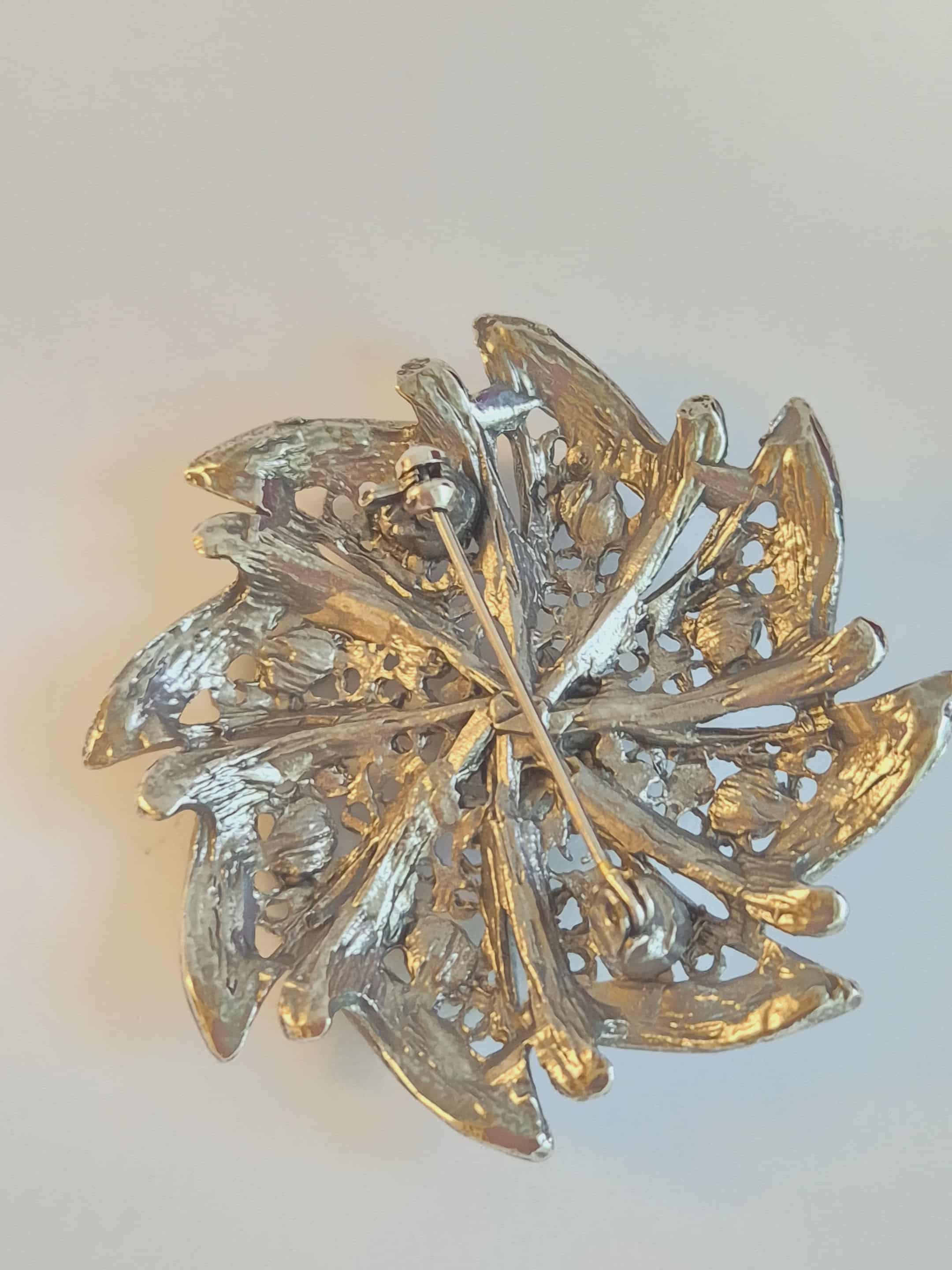 Vėduoklės formos sagė su akmenimis