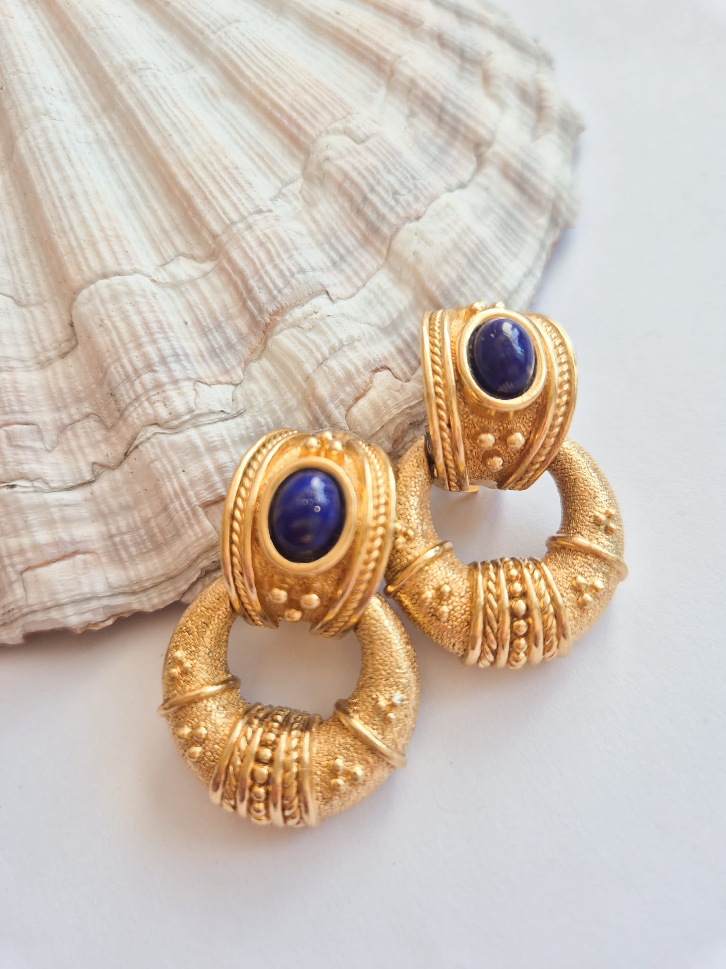 Vintažiniai GROSSE klipsai su mėlynais kabošonais, auksiniai ornamentai, 1970-1980 m.