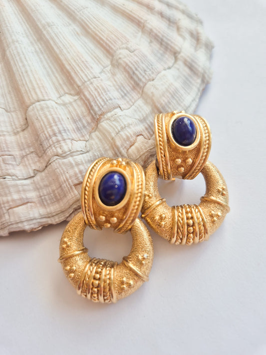 Vintažiniai GROSSE klipsai su mėlynais kabošonais, auksiniai ornamentai, 1970-1980 m.