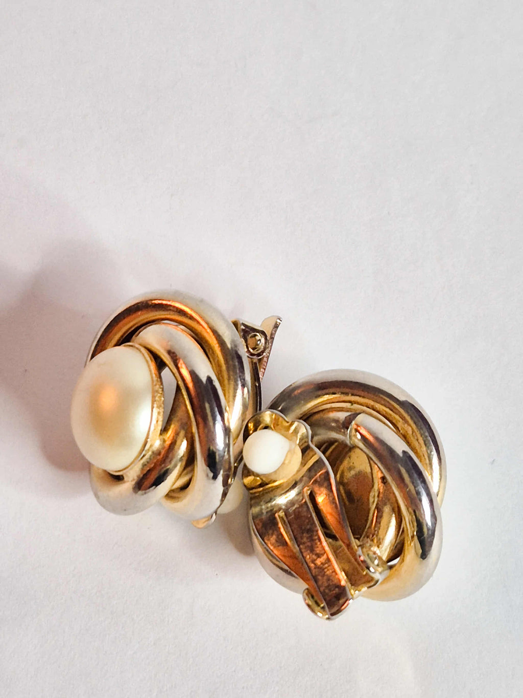 Aukso spalvos vintažiniai klipsai su perlais