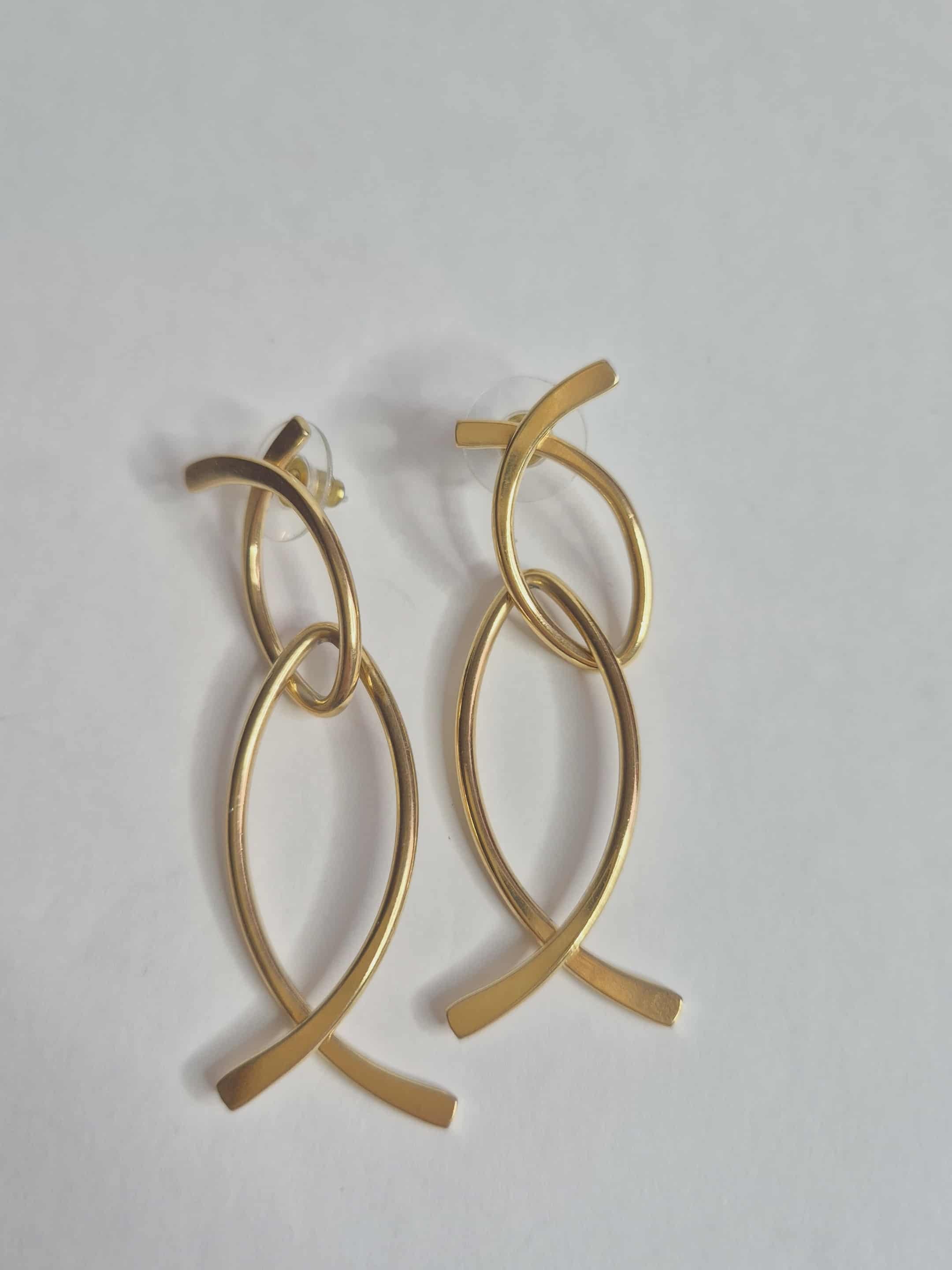 Aukso spalvos modernūs auskarai žuveles forma