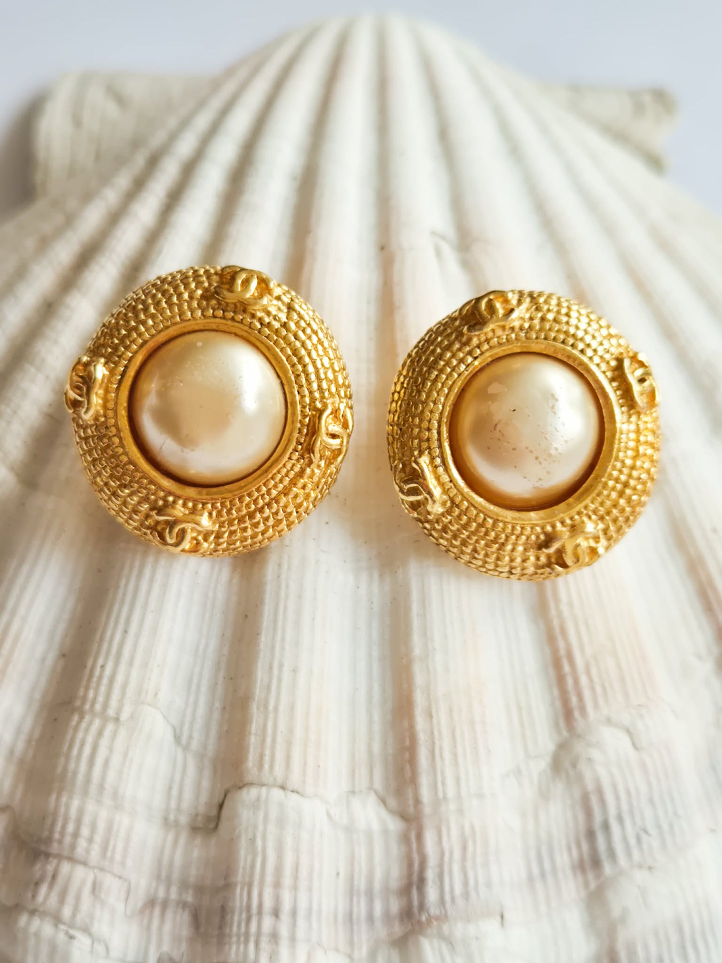 Vintage CHANEL klipsai su perlais ir originalia dėžute 31 RUE CAMBON