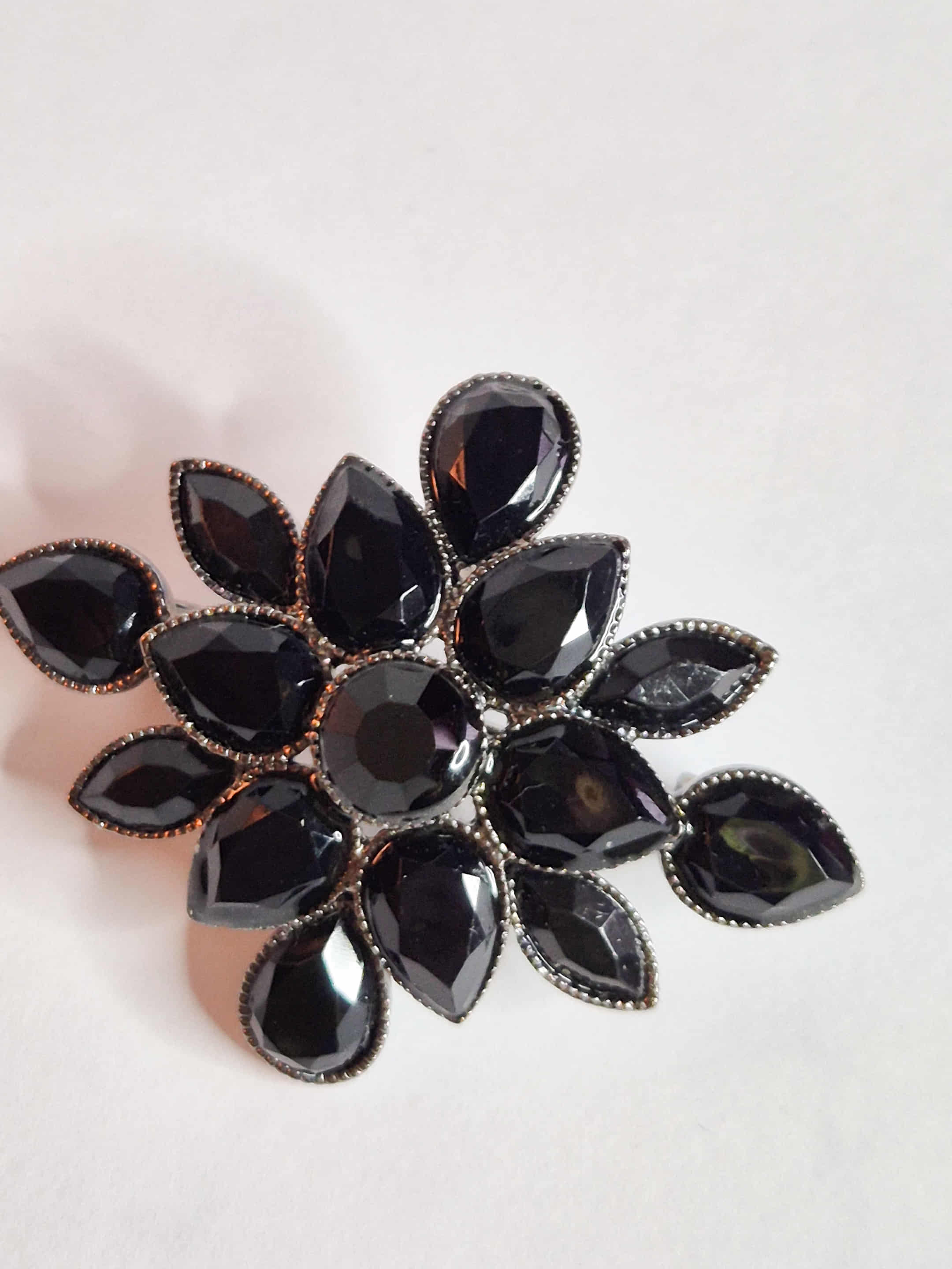 Liz Claiborn vintažinė sagė - juoda gėlė