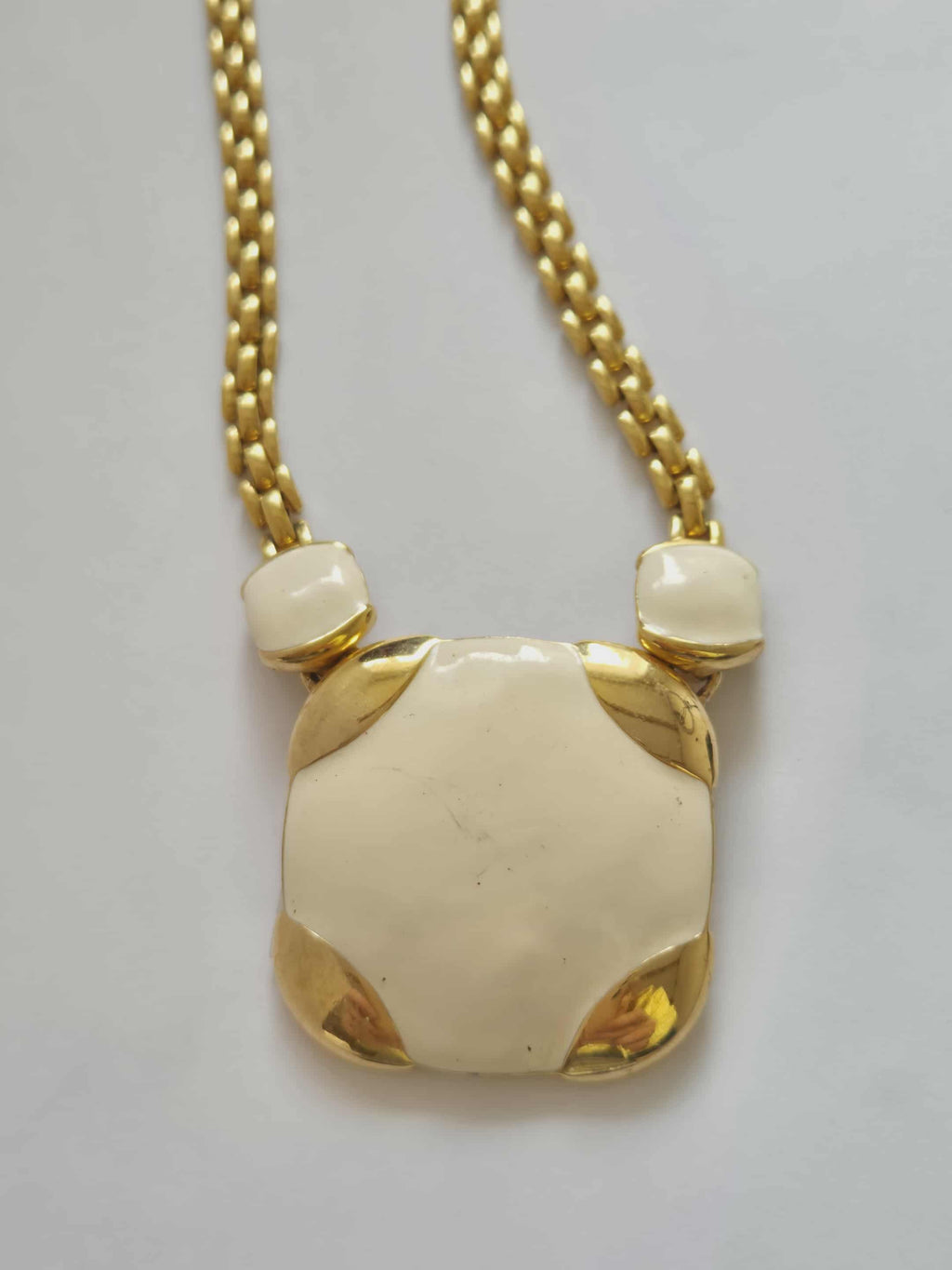 Monet vintažinis vėrinys su kreminiu pakabuku