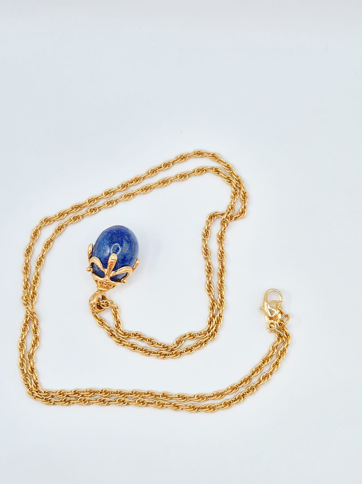 Vintažiniai JOAN RIVERS Classics Collection Faberzhe kiaušinio kaklo papuošalas su lazuritu