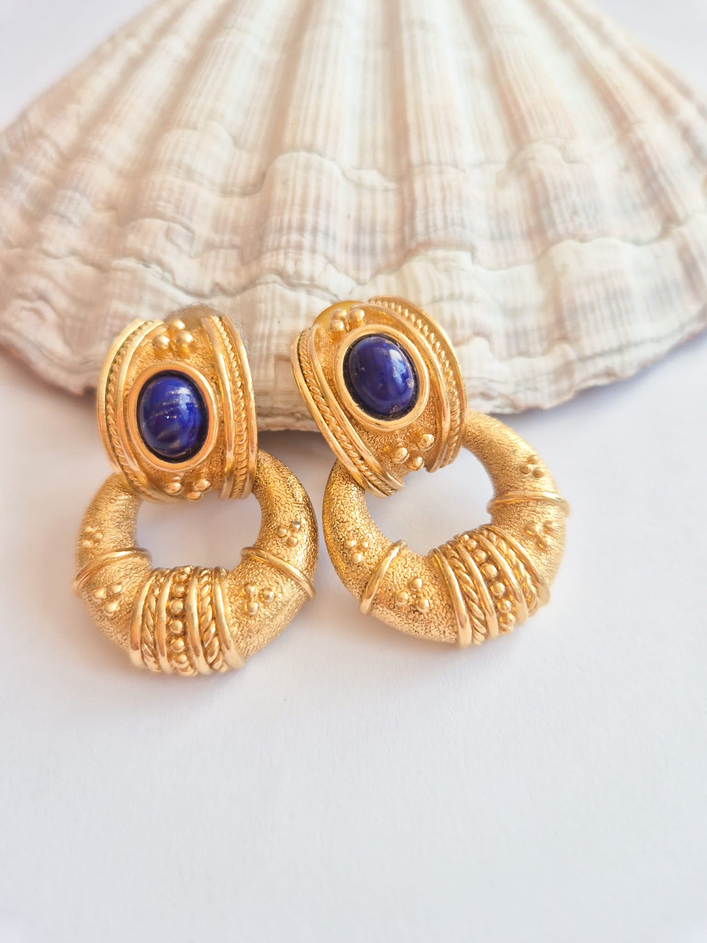 Vintažiniai GROSSE klipsai su mėlynais kabošonais, auksiniai ornamentai, 1970-1980 m.