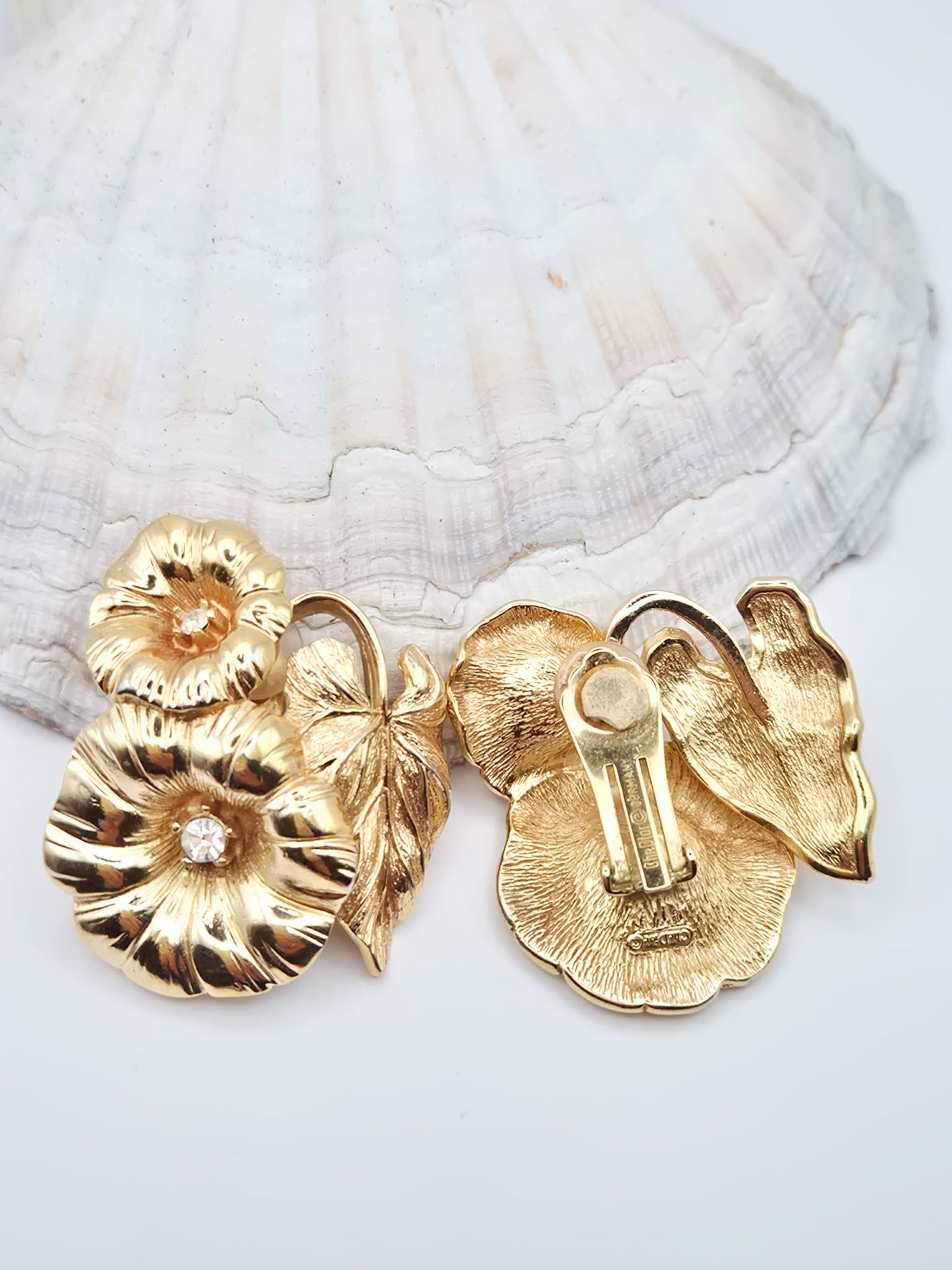 Vintažiniai Christian Dior gėlių motyvų klipsai (1980–1989 m.)