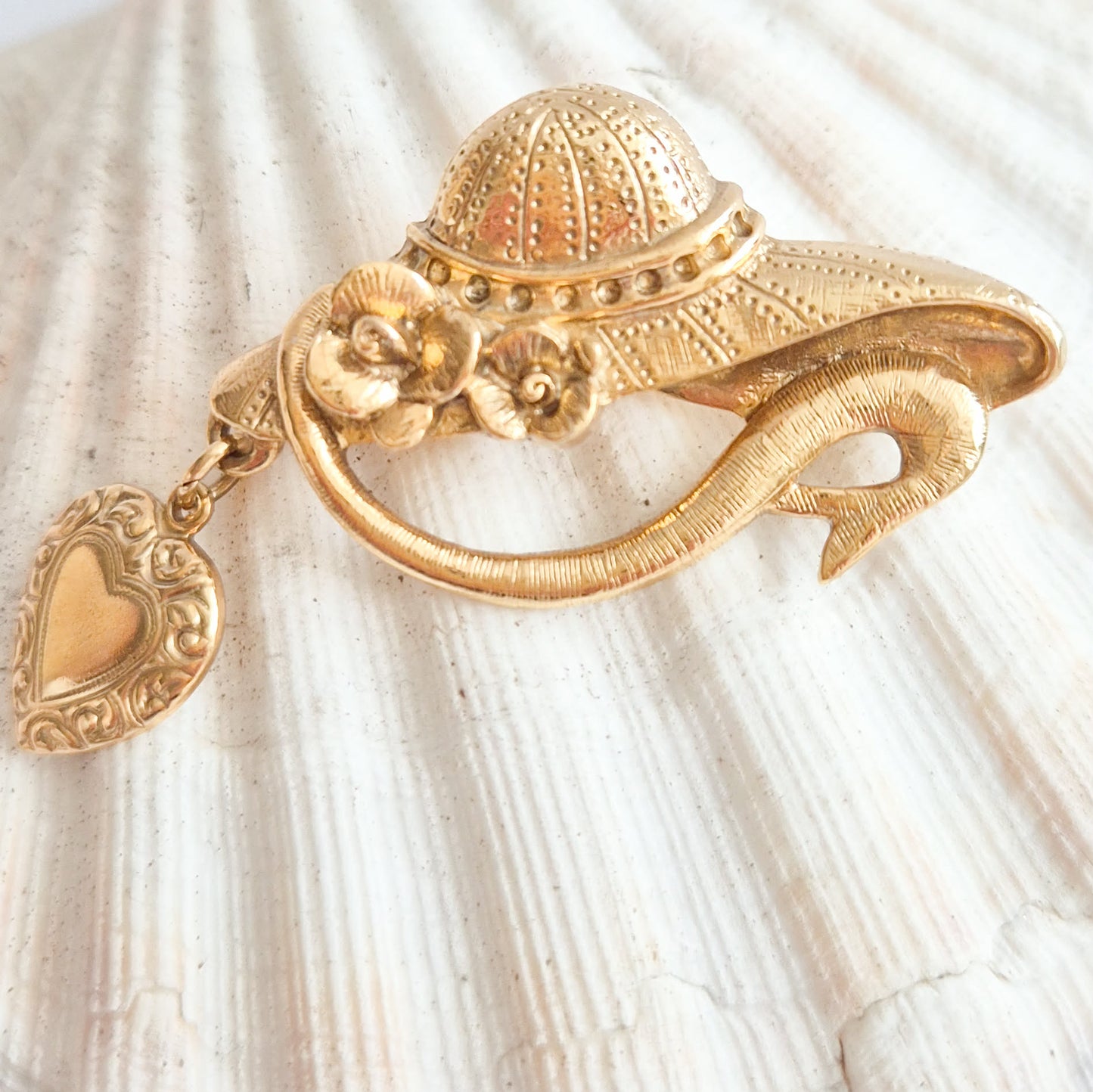 Vintažinė 1928 Jewelry Company sagė su skrybėle ir širdimi, 1960-1970 m.